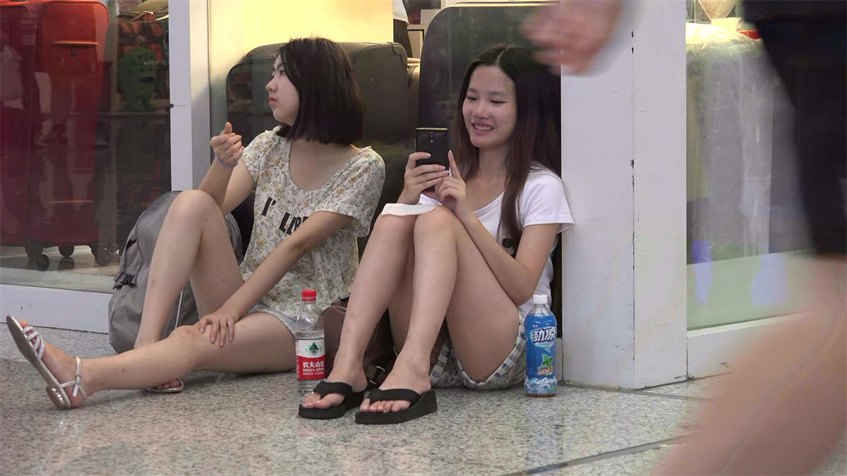 图片[2]-天然羞涩，小女生即使坐在地上也没想到把鞋脱掉-日更街拍