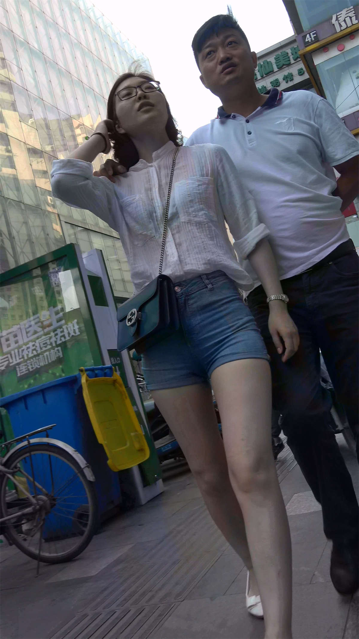 白色衬衫牛仔热裤美女-日更街拍