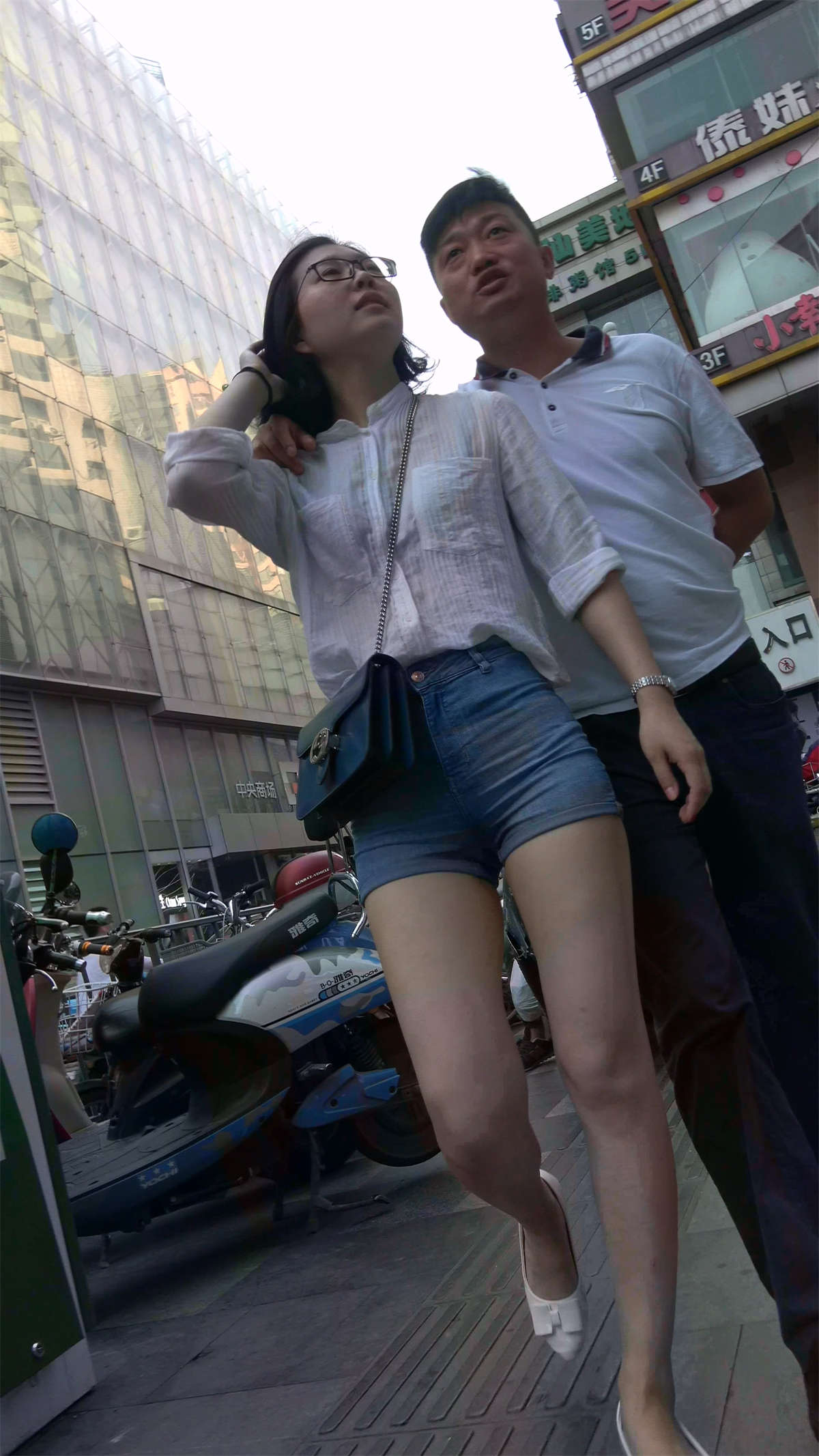 图片[2]-白色衬衫牛仔热裤美女-日更街拍