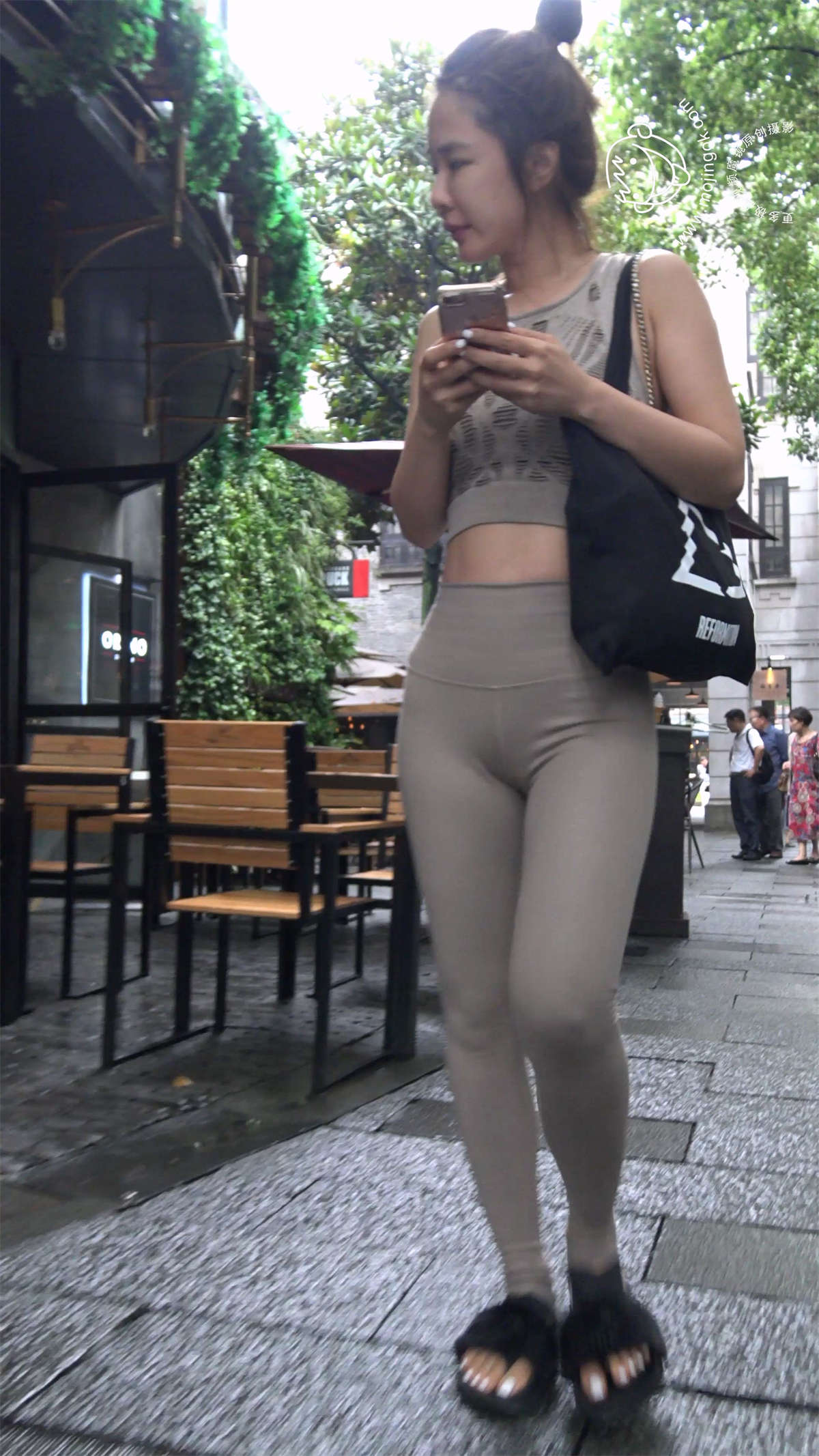 瑜伽弹力裤饱满月牙漂亮美眉-日更街拍