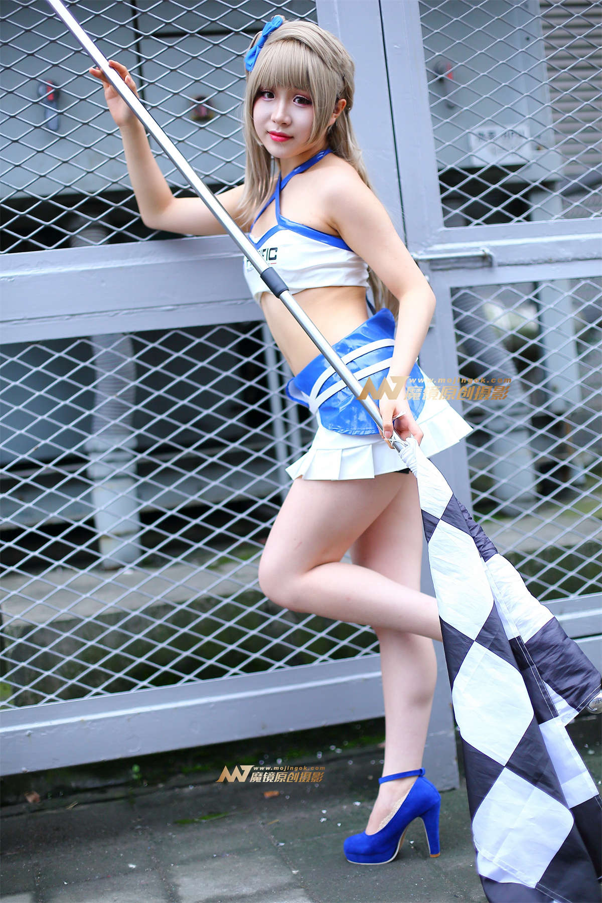 娇嫩的白色赛车服少女-日更街拍