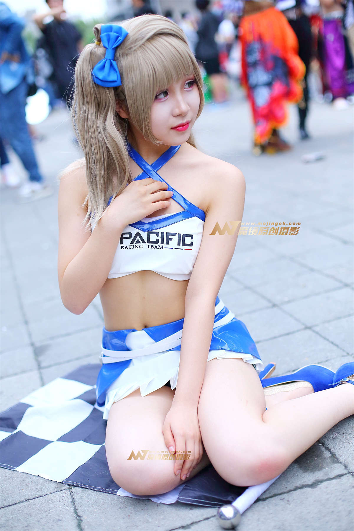 娇嫩的白色赛车服少女插图1