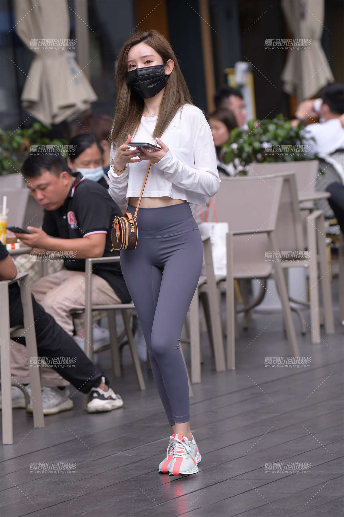 又一个小蛮腰翘臀美女~赞-日更街拍