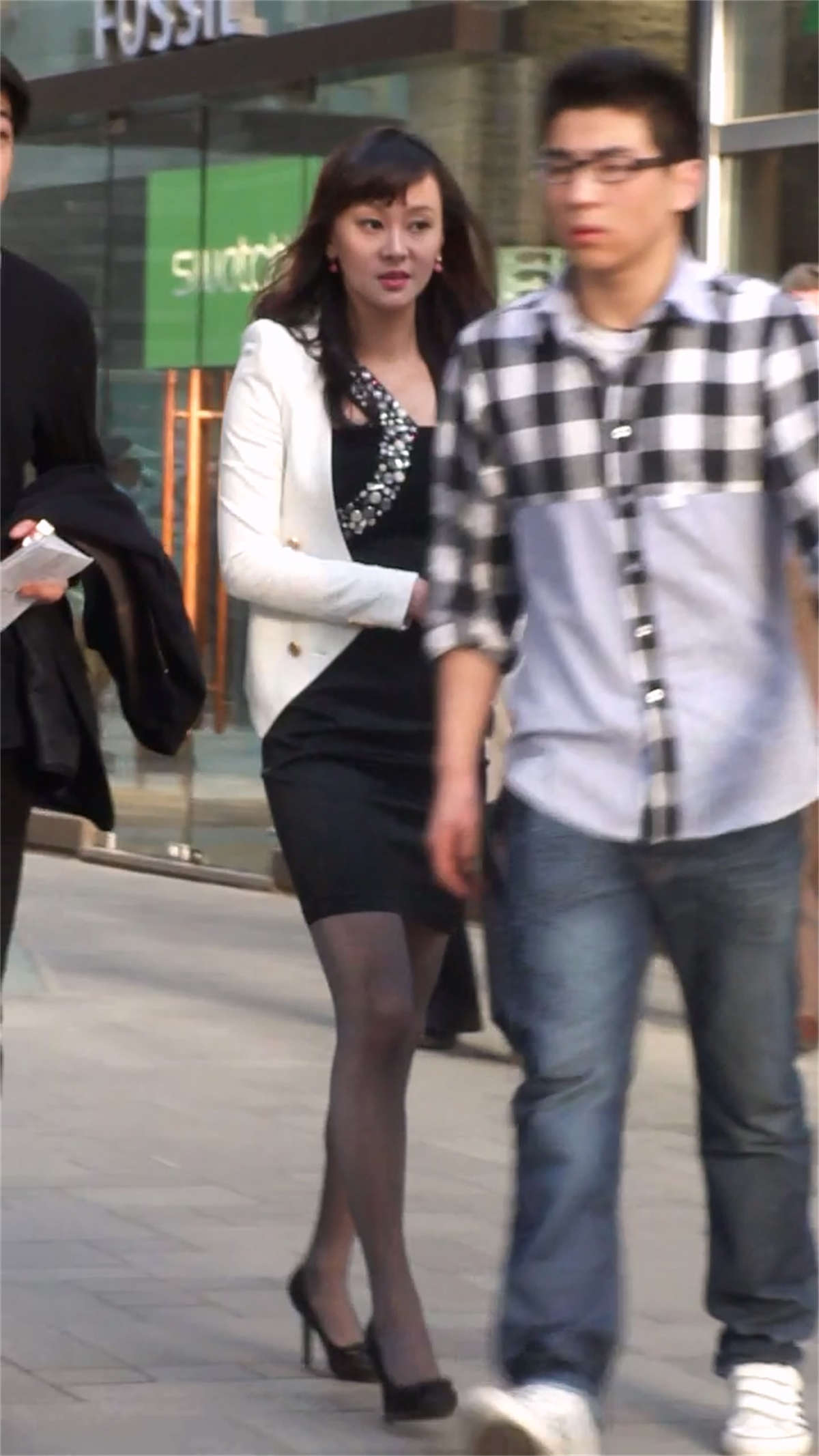 图片[2]-高贵气质的美少妇，性感迷人-日更街拍