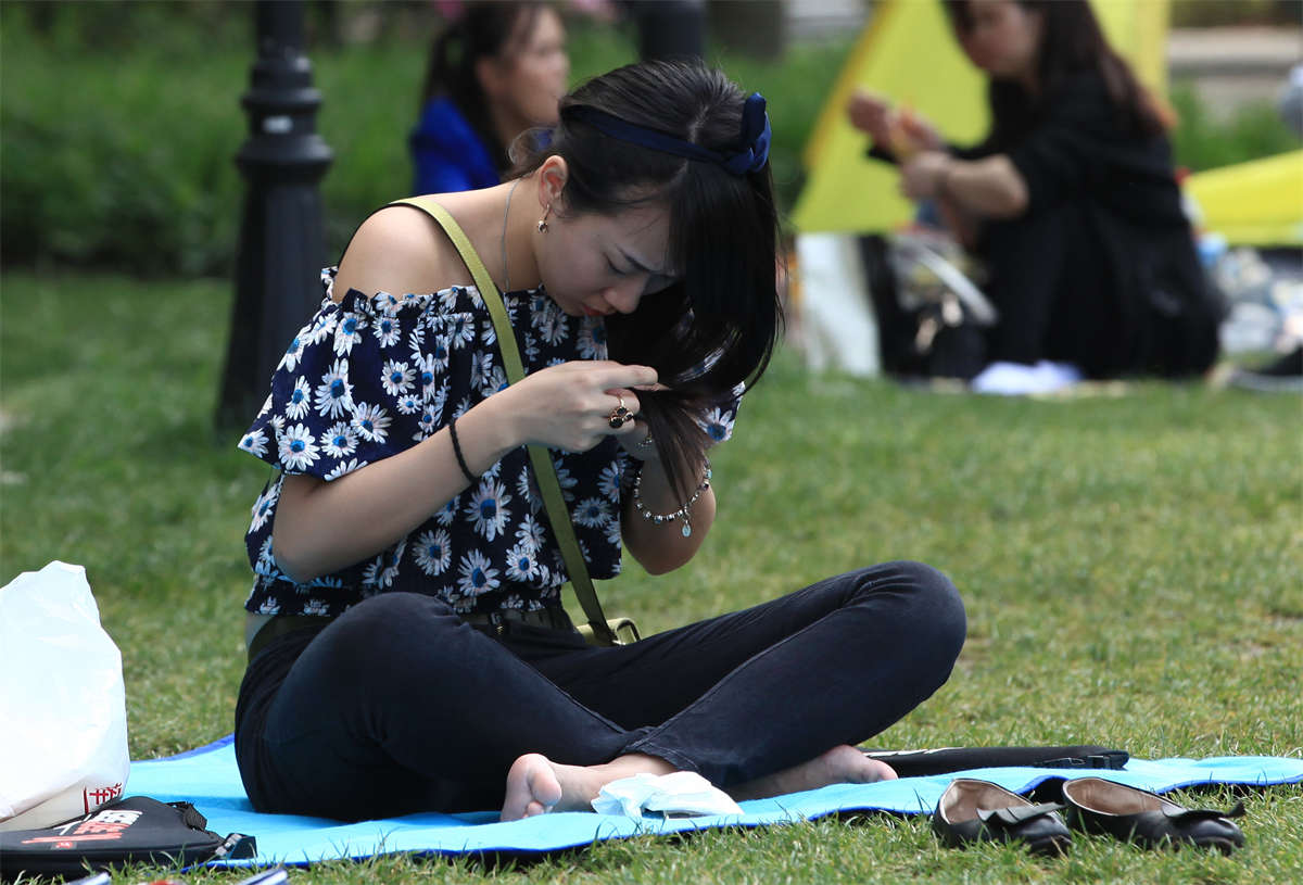 图片[2]-踏青公园街拍系列No.1059 盘腿而坐的素足女孩一心摆弄自己的秀发-日更街拍