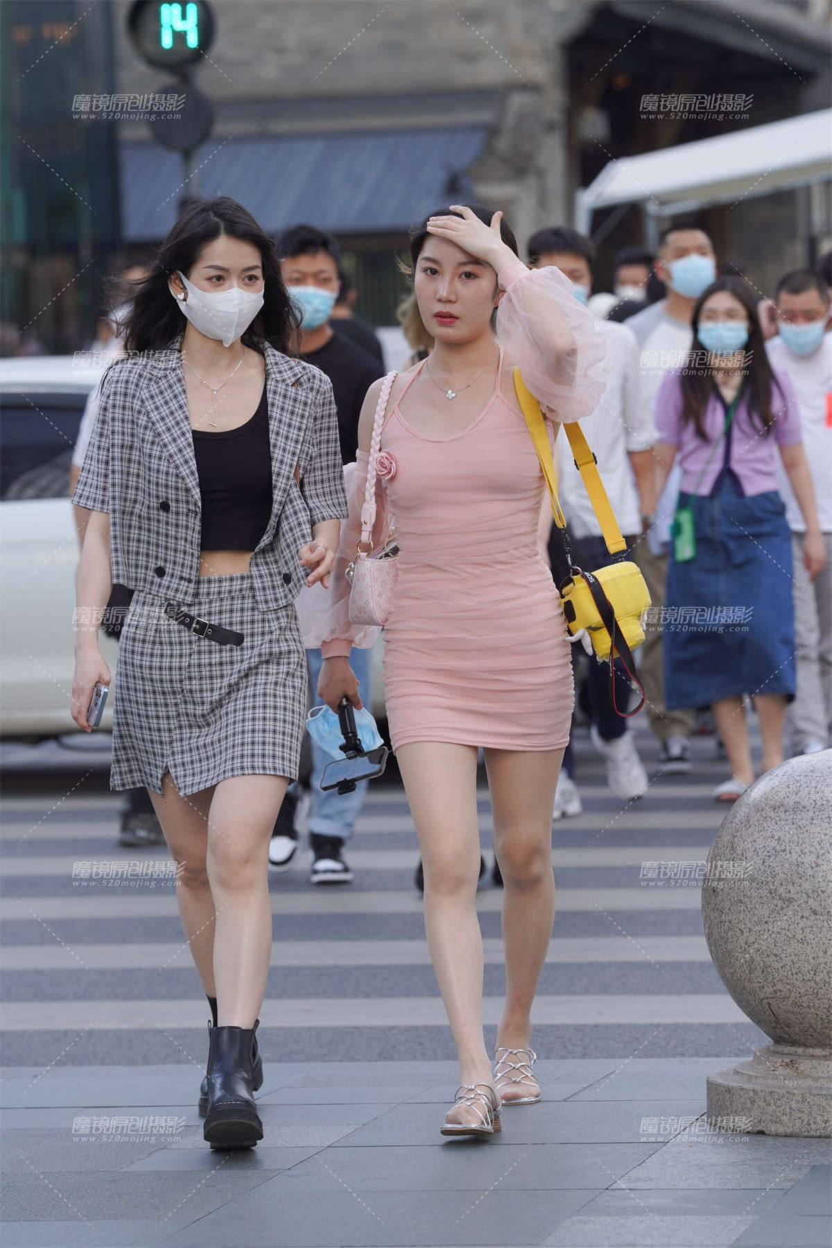 粉裙美眉-日更街拍