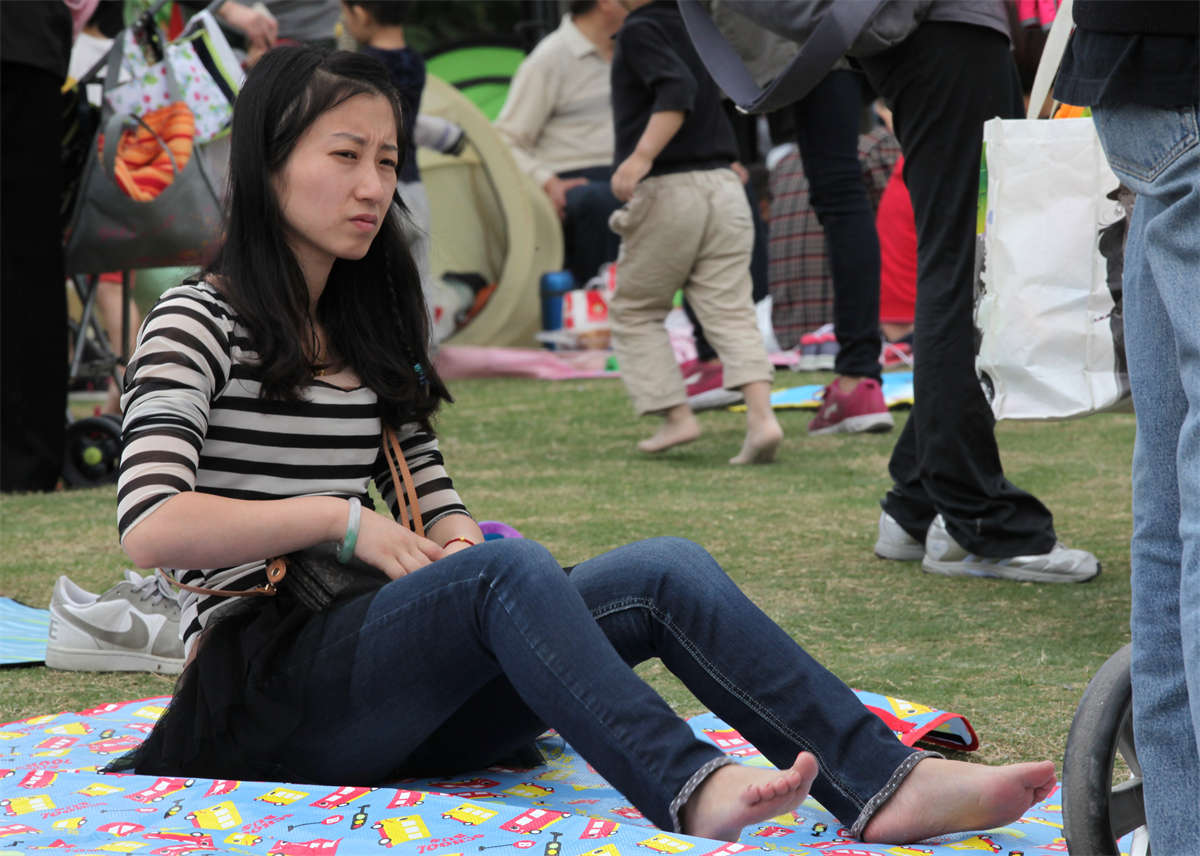 图片[2]-踏青公园街拍系列No.1252 秀美少妇的足底口味略重-日更街拍