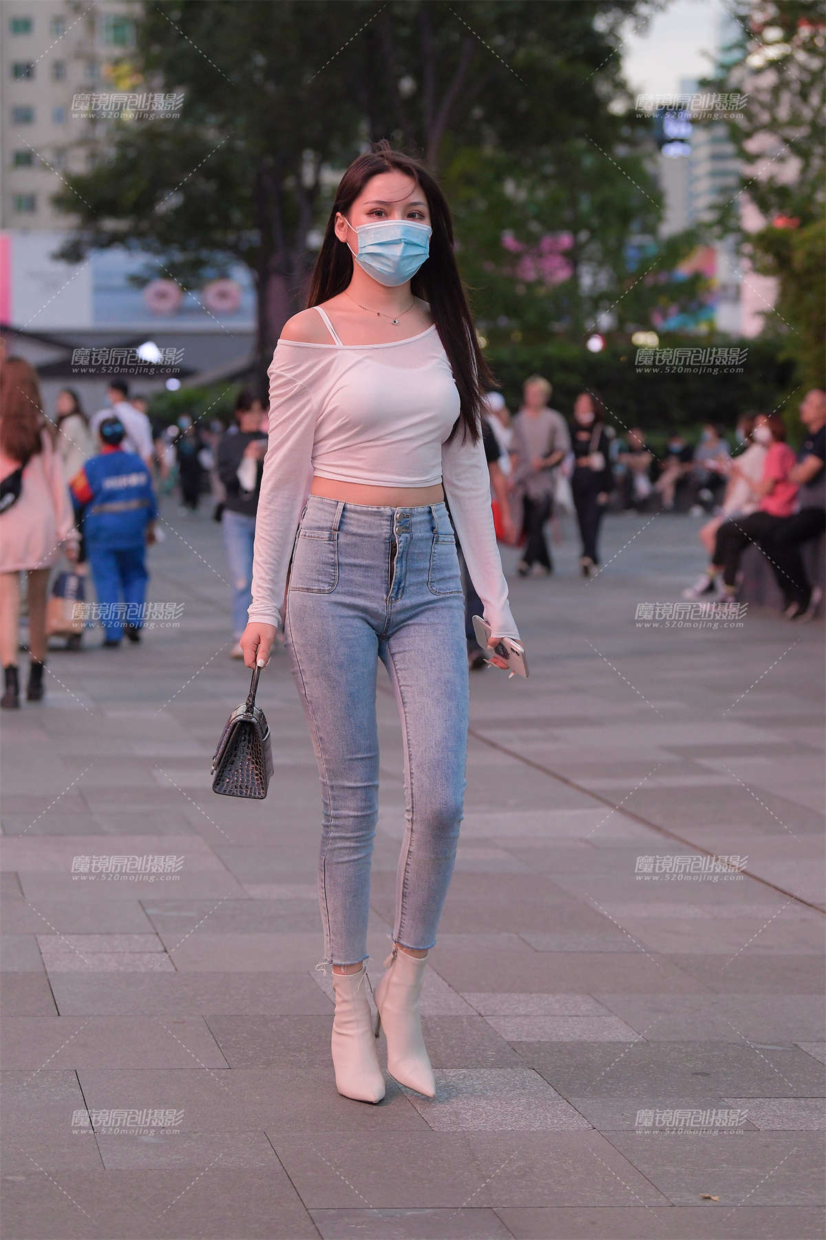 浅蓝色紧牛美女-日更街拍