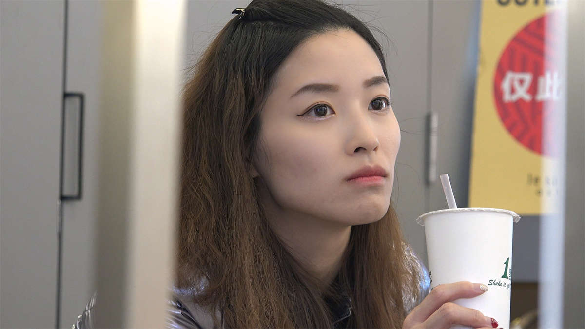 美女在商场试穿平地跟单鞋脚型挺好看-日更街拍