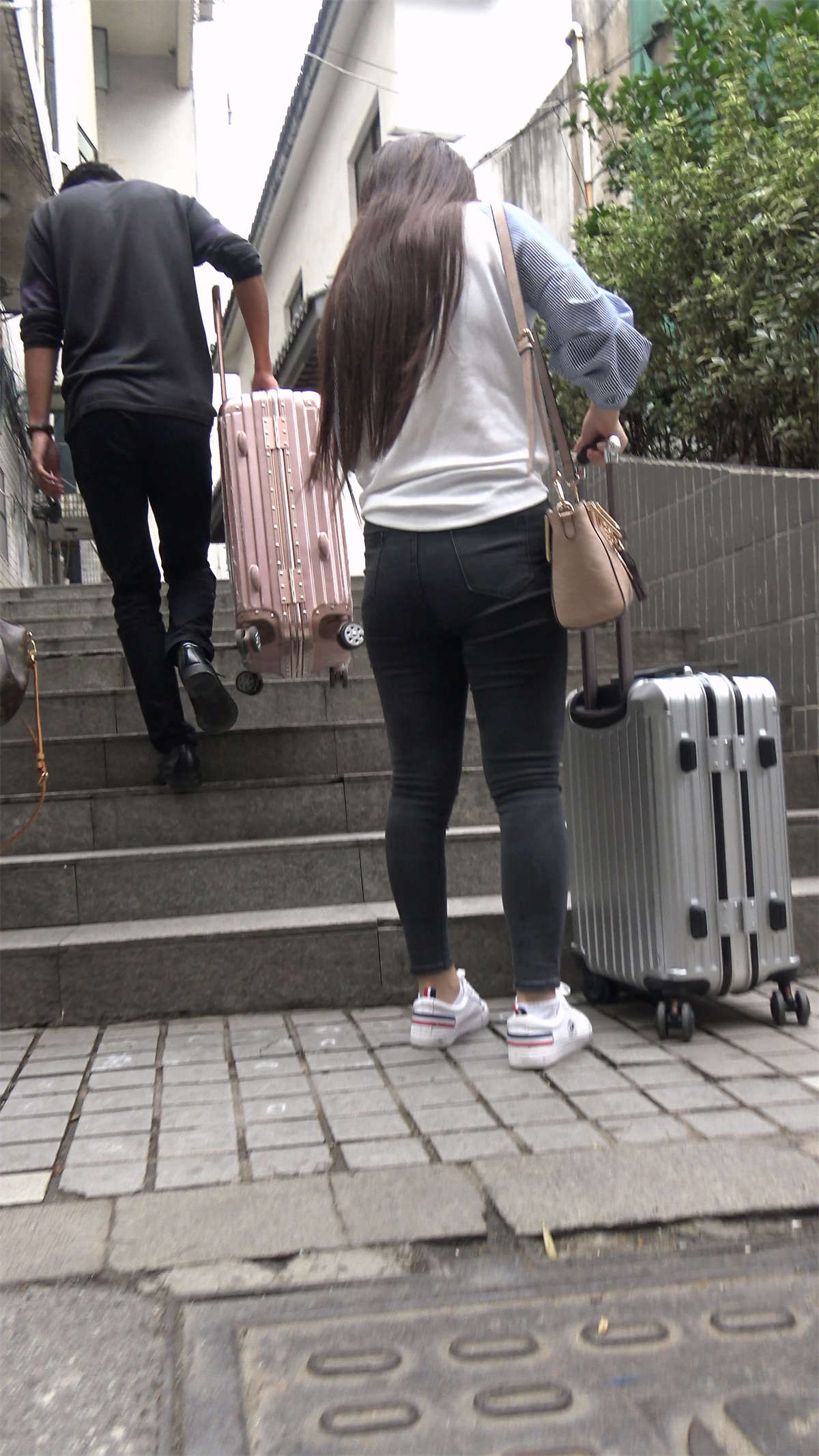 图片[2]-丰满黑色紧身裤美眉-日更街拍