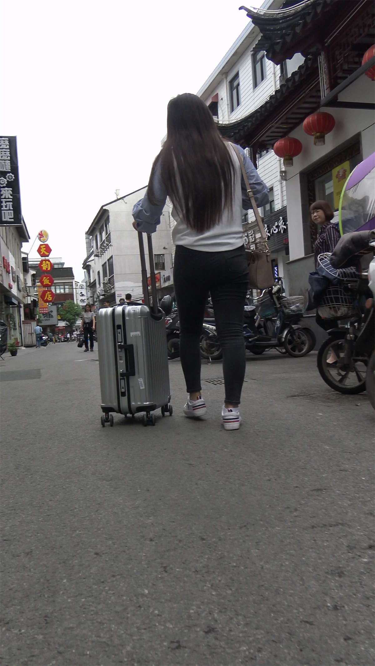丰满黑色紧身裤美眉-日更街拍