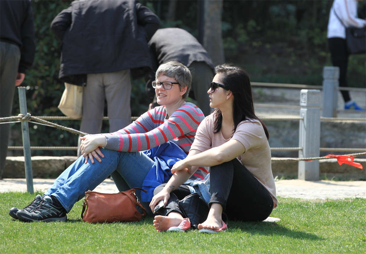 图片[2]-踏青公园街拍系列No.989 墨镜洋妞洋潇洒脱鞋晒脚-日更街拍