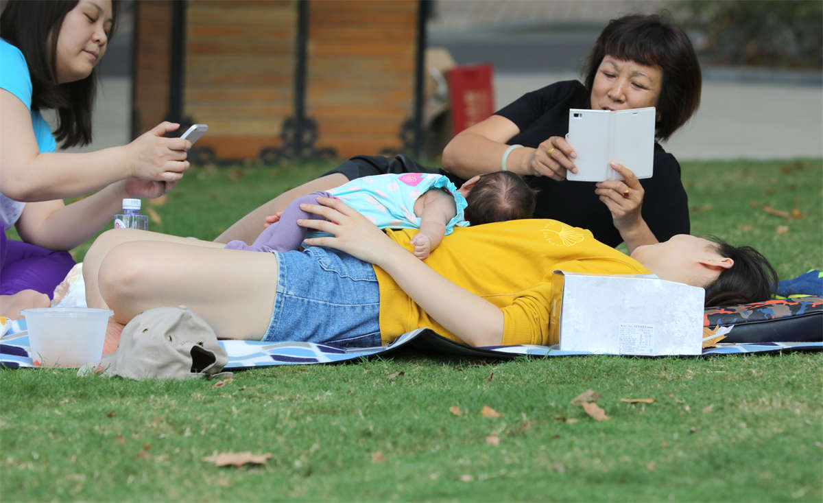 图片[2]-踏青公园街拍系列No.1060 看到这双纤纤美足，让我想到四个字“柔若无骨”-日更街拍