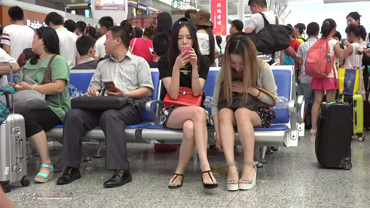 万里挑一，超级美少女颜值玉足碾压级冠绝全场-日更街拍