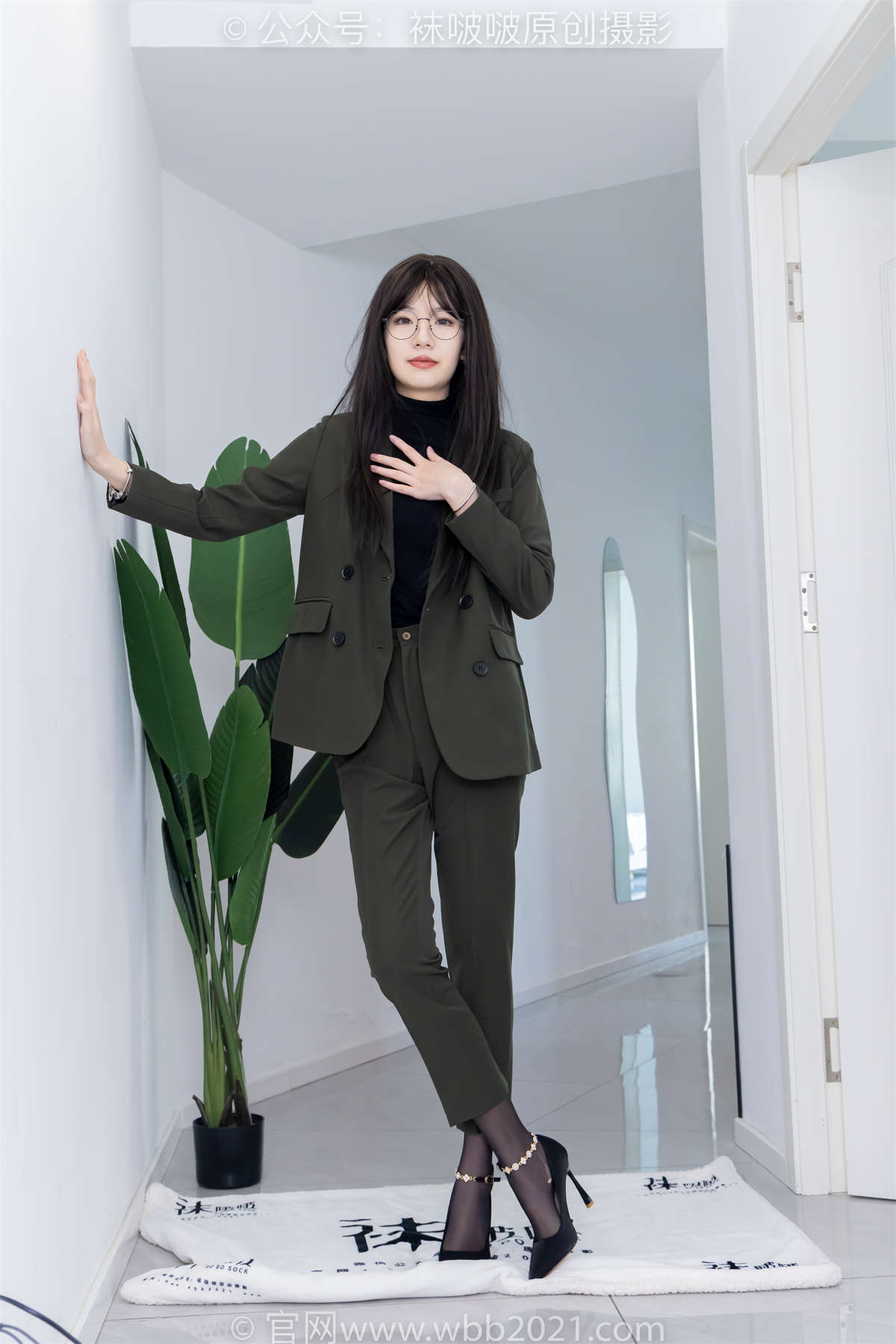 图片[2]-袜啵啵 No.519 小甜豆-高跟鞋、薄黑丝（脚尖加固款）、裸足、ol制服、裤里丝 花絮版-日更街拍