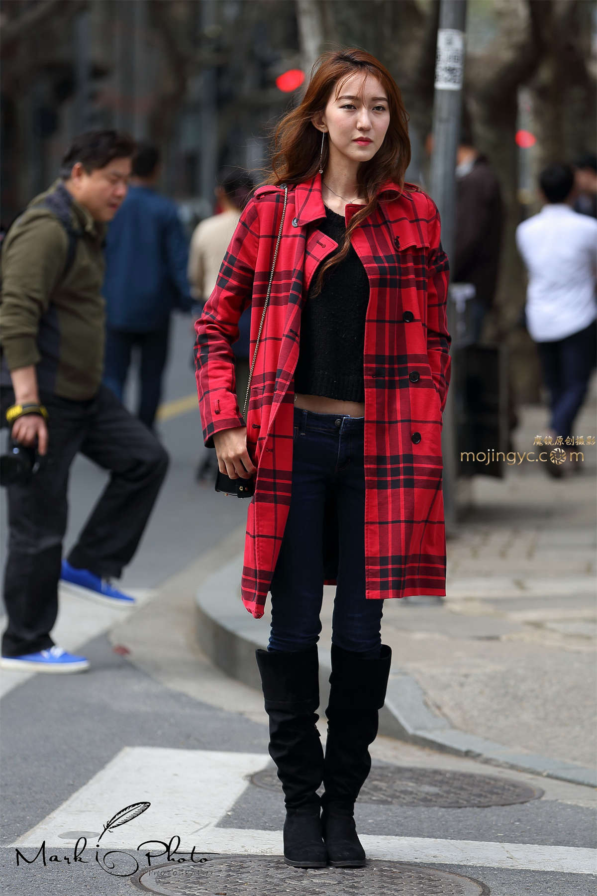 红色风衣牛仔裤黑靴-日更街拍