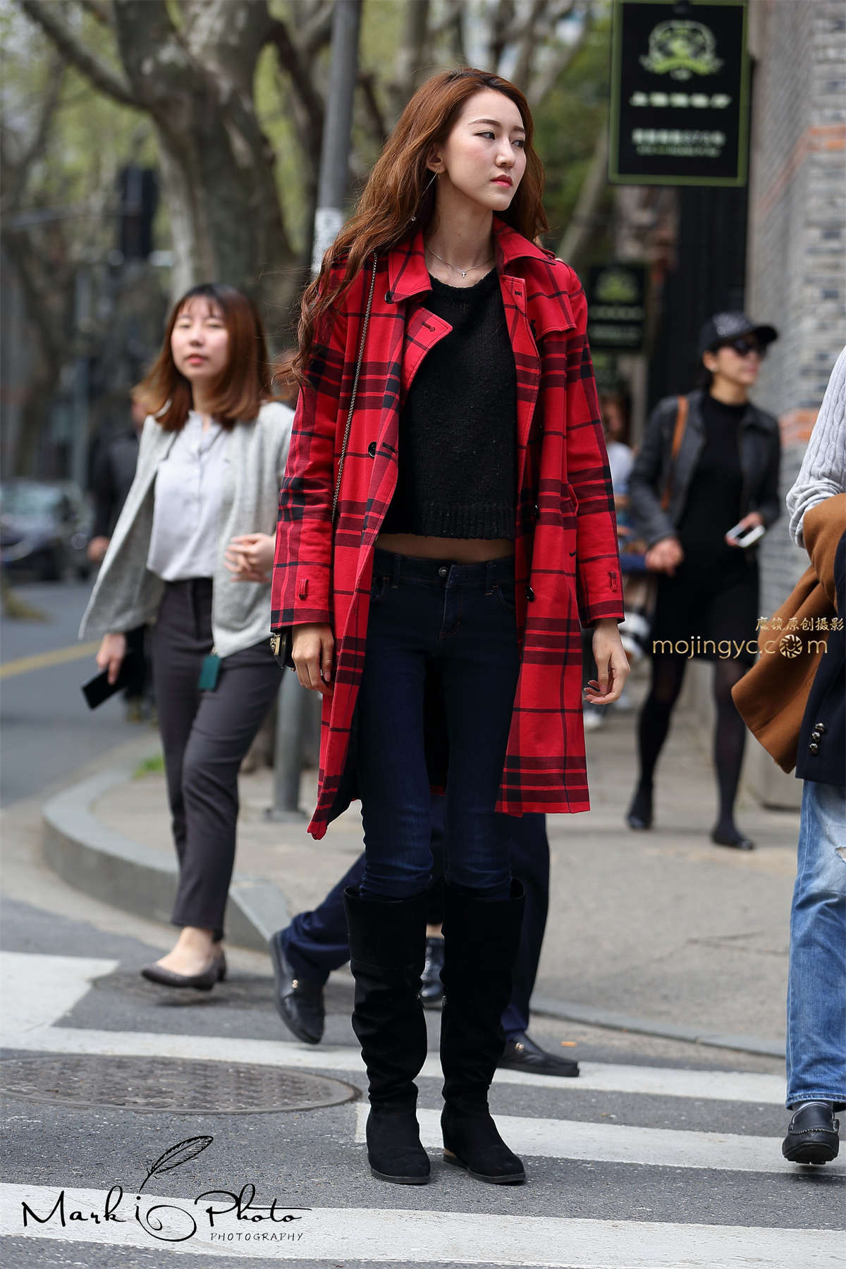 图片[2]-红色风衣牛仔裤黑靴-日更街拍