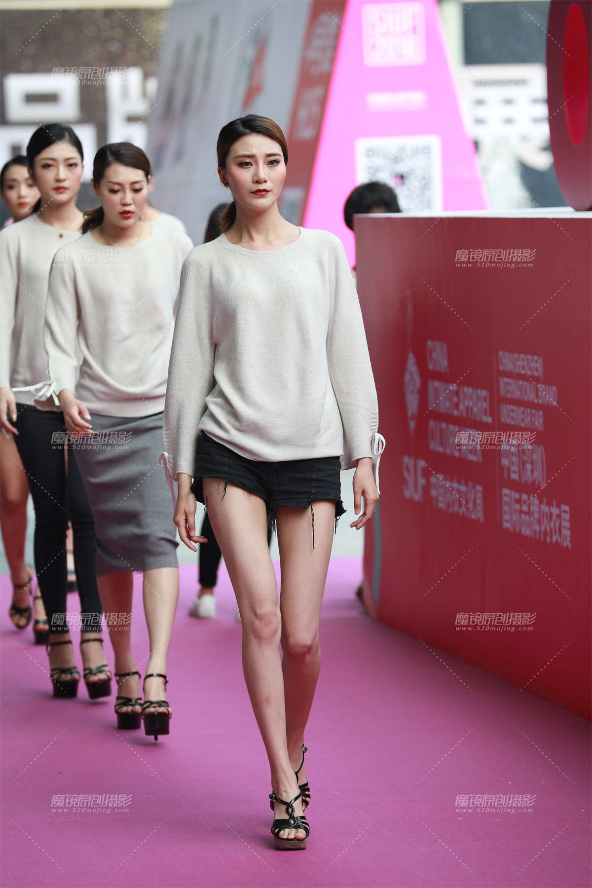 排练的妹纸们-日更街拍