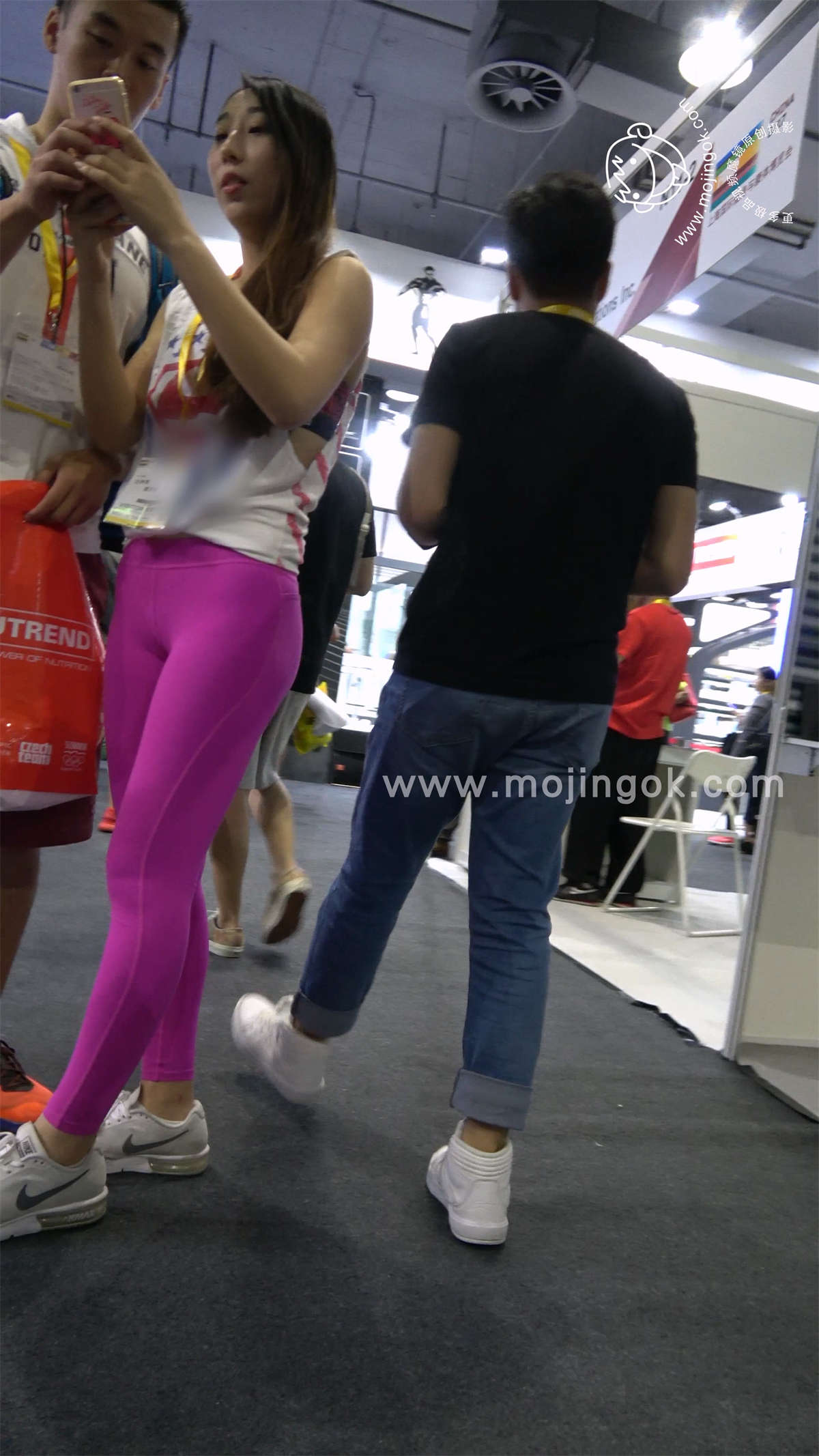 紫色紧身弹力裤性感美女-日更街拍