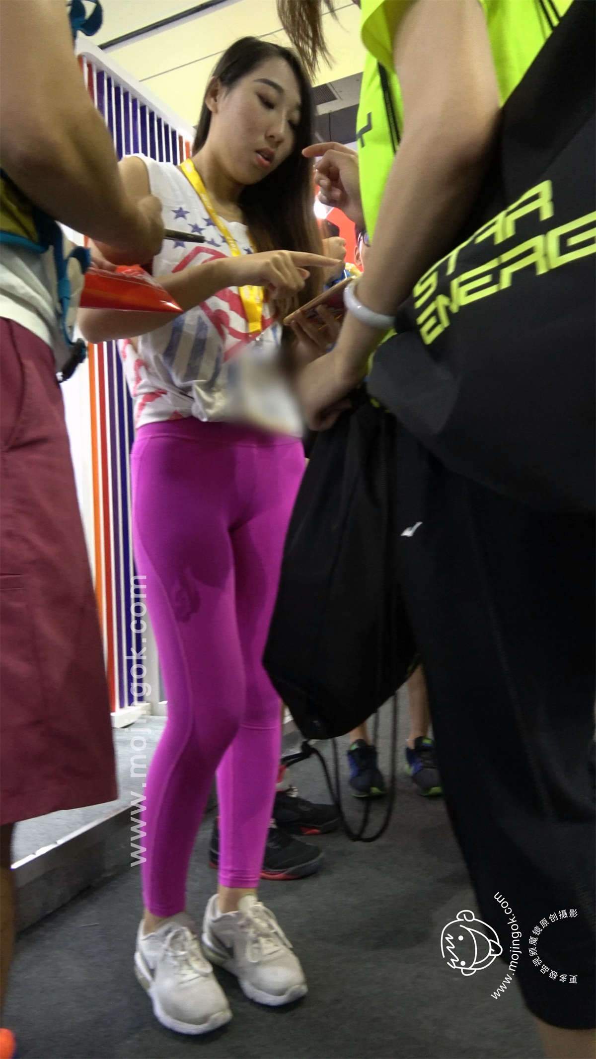 图片[2]-紫色紧身弹力裤性感美女-日更街拍