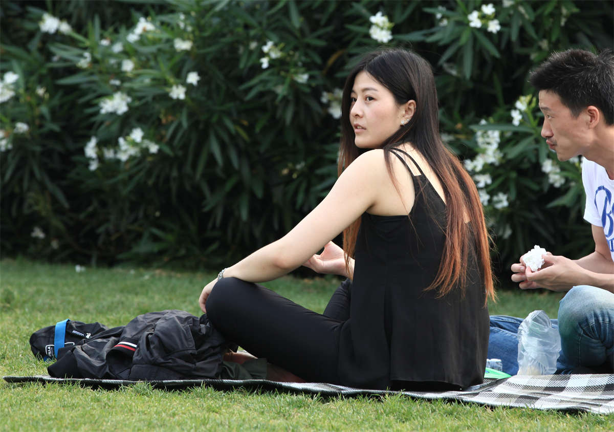 图片[2]-踏青公园街拍系列No.1253 笑容迷人的清纯系长发女神-日更街拍