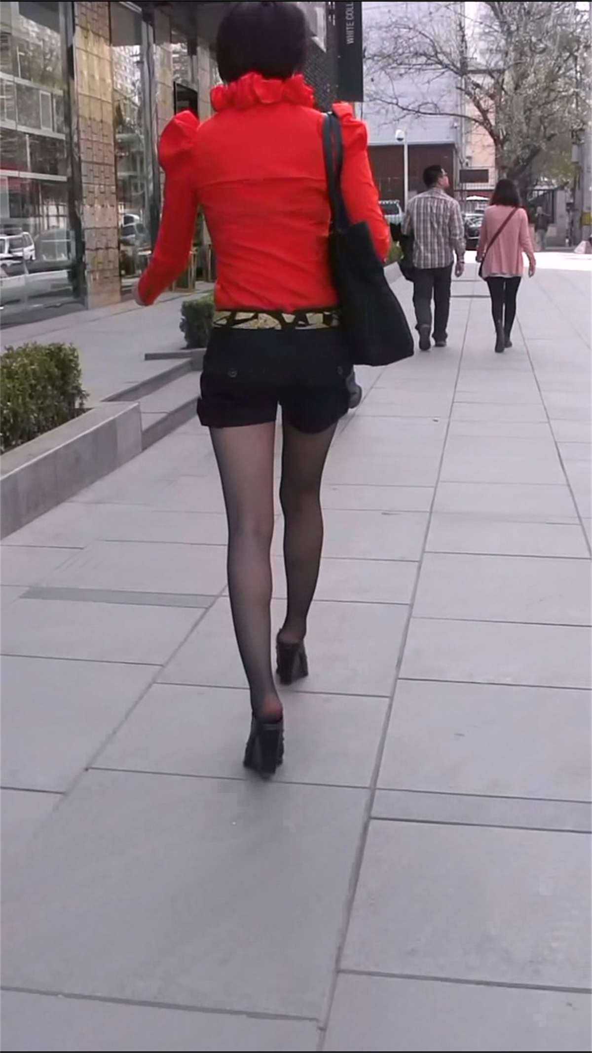 图片[2]-跟拍红衣短裤黑丝MM-日更街拍