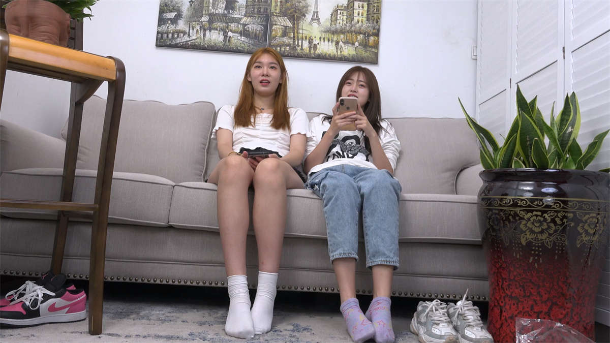 图片[2]-Sexy Asian Girls Feet Vol.134 Znge和Doki展示原味棉袜裸足-日更街拍
