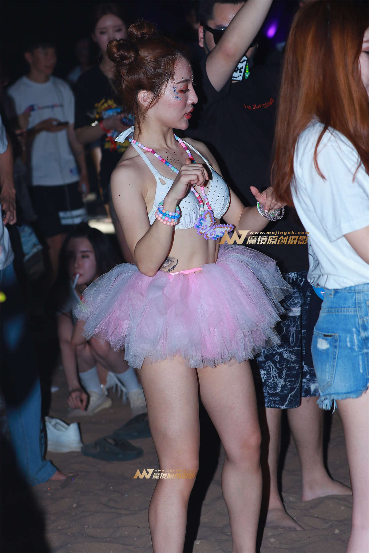 【视觉冲击赛帖】露天蹦迪 穿着大方的美女-日更街拍