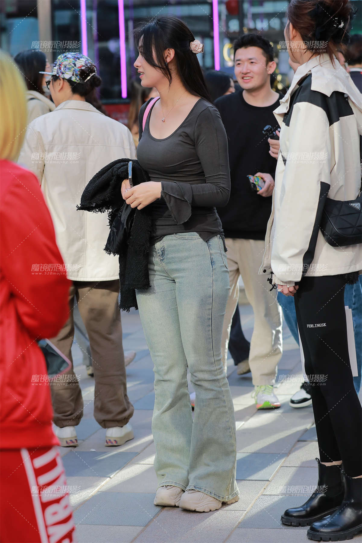 紧身牛仔裤美女-日更街拍