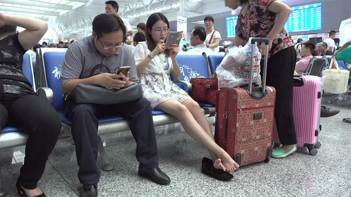 看一双女孩嫩足如何把鞋玩弄于脚掌之间-日更街拍