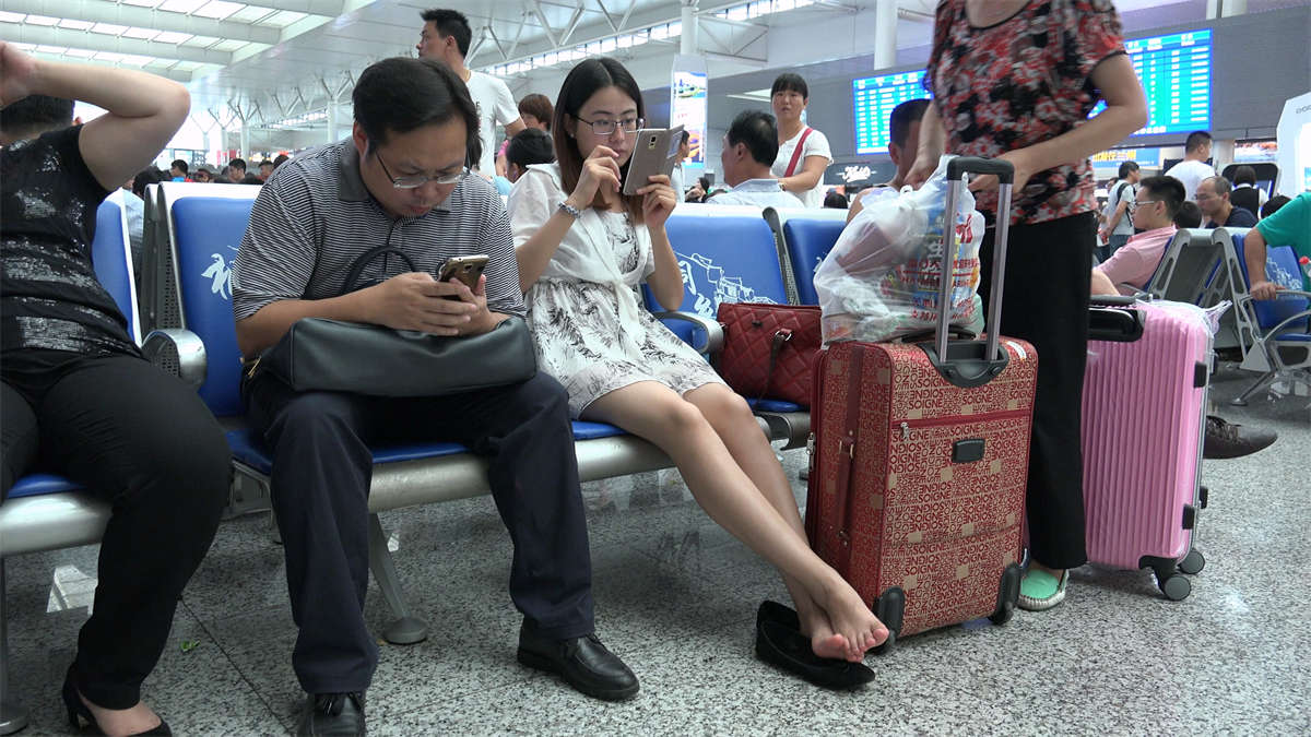 图片[2]-看一双女孩嫩足如何把鞋玩弄于脚掌之间-日更街拍