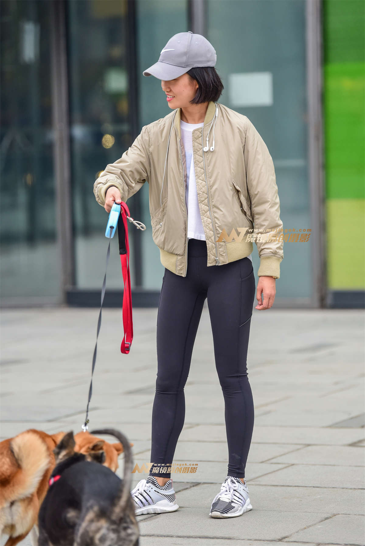 溜狗中的瑜珈裤美女-日更街拍