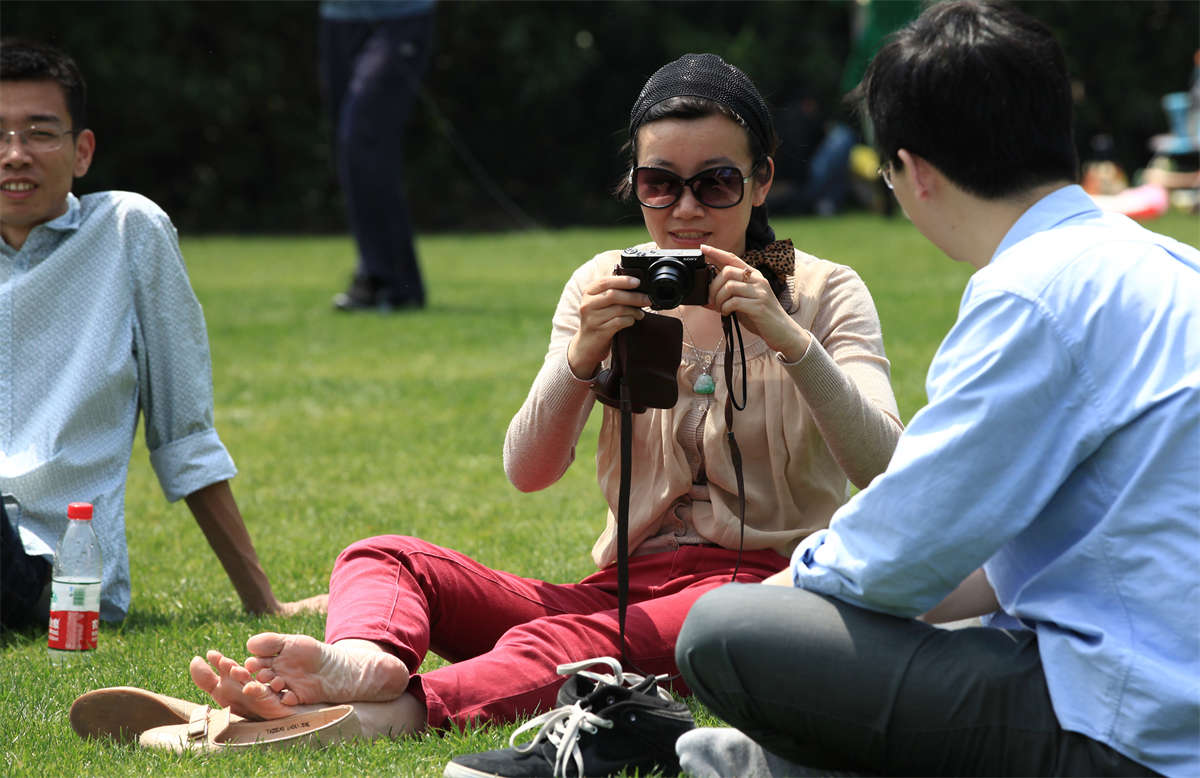 图片[2]-踏青公园街拍系列No.990 墨镜韵妇的一双苍劲的骨感老脚-日更街拍