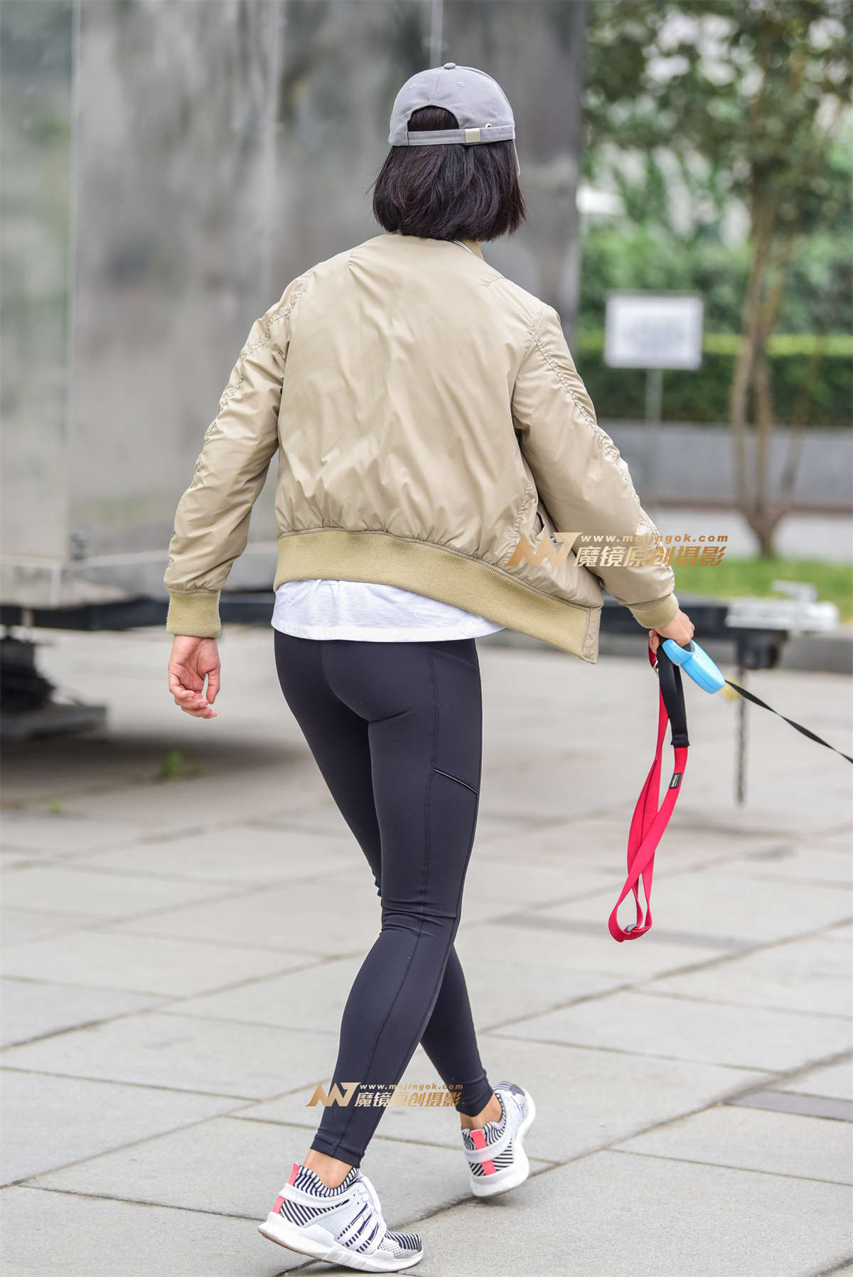 图片[2]-溜狗中的瑜珈裤美女-日更街拍