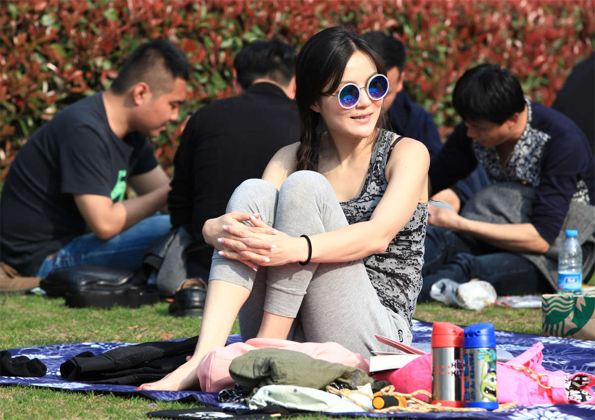 图片[2]-踏青公园街拍系列No.1061 看过这位辣妈，其他的少妇都得暗然失色-日更街拍