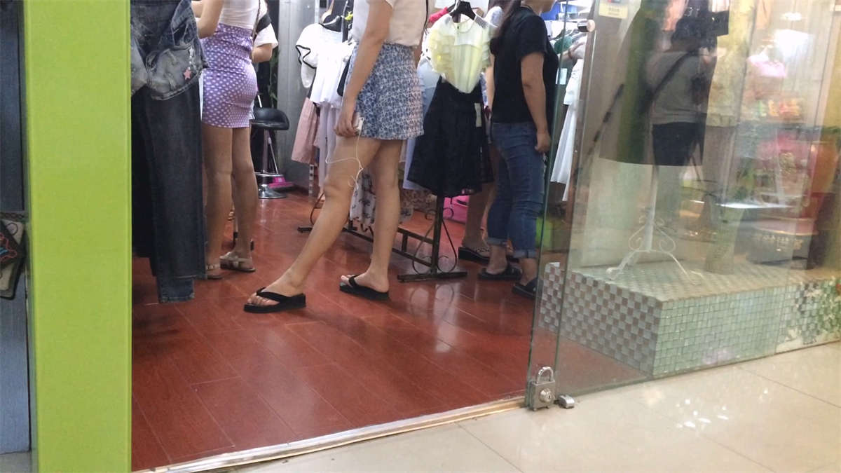 女神翘臀完美身材-日更街拍