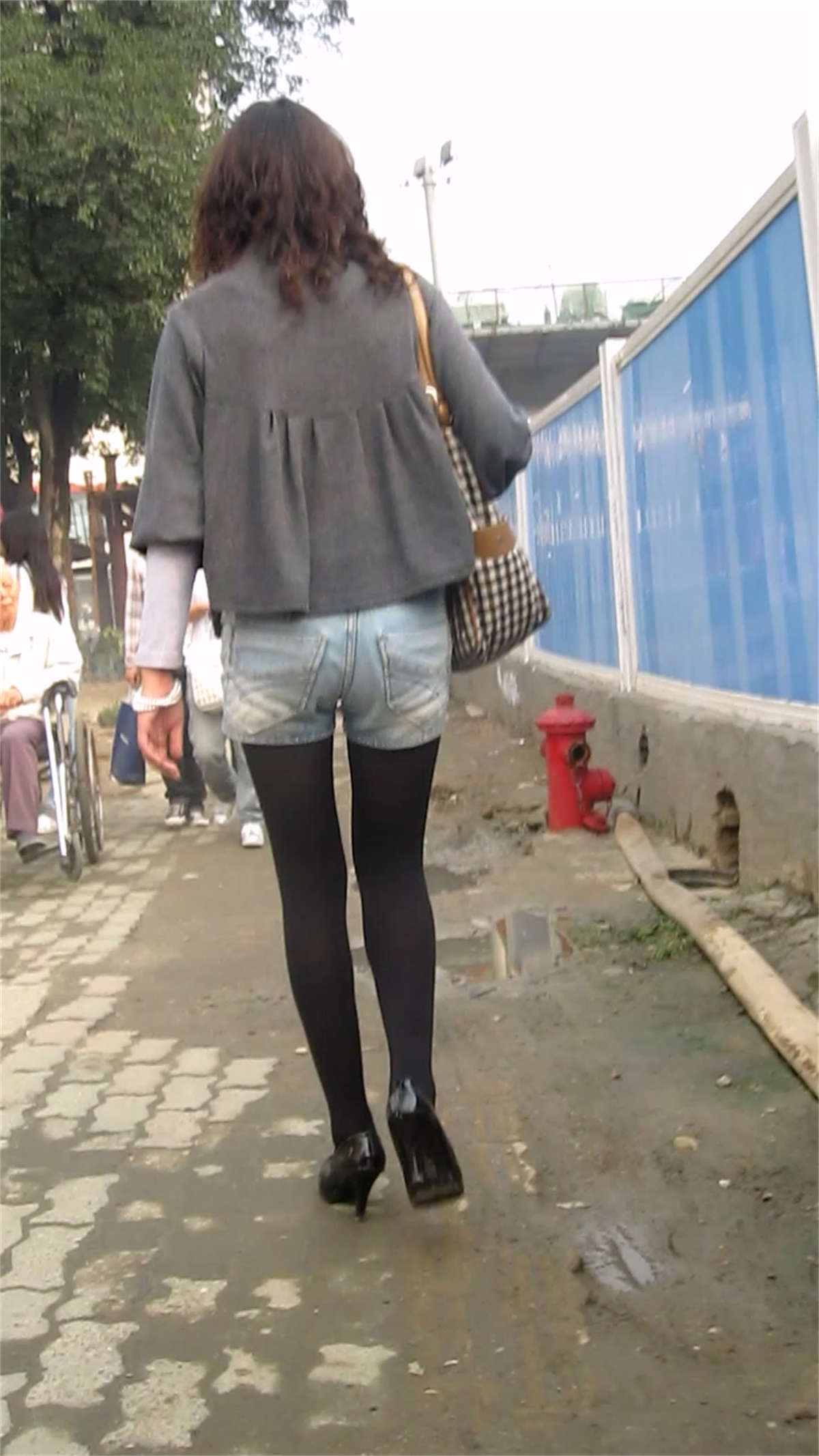 跟拍极品黑丝长腿妹，性感高跟-日更街拍