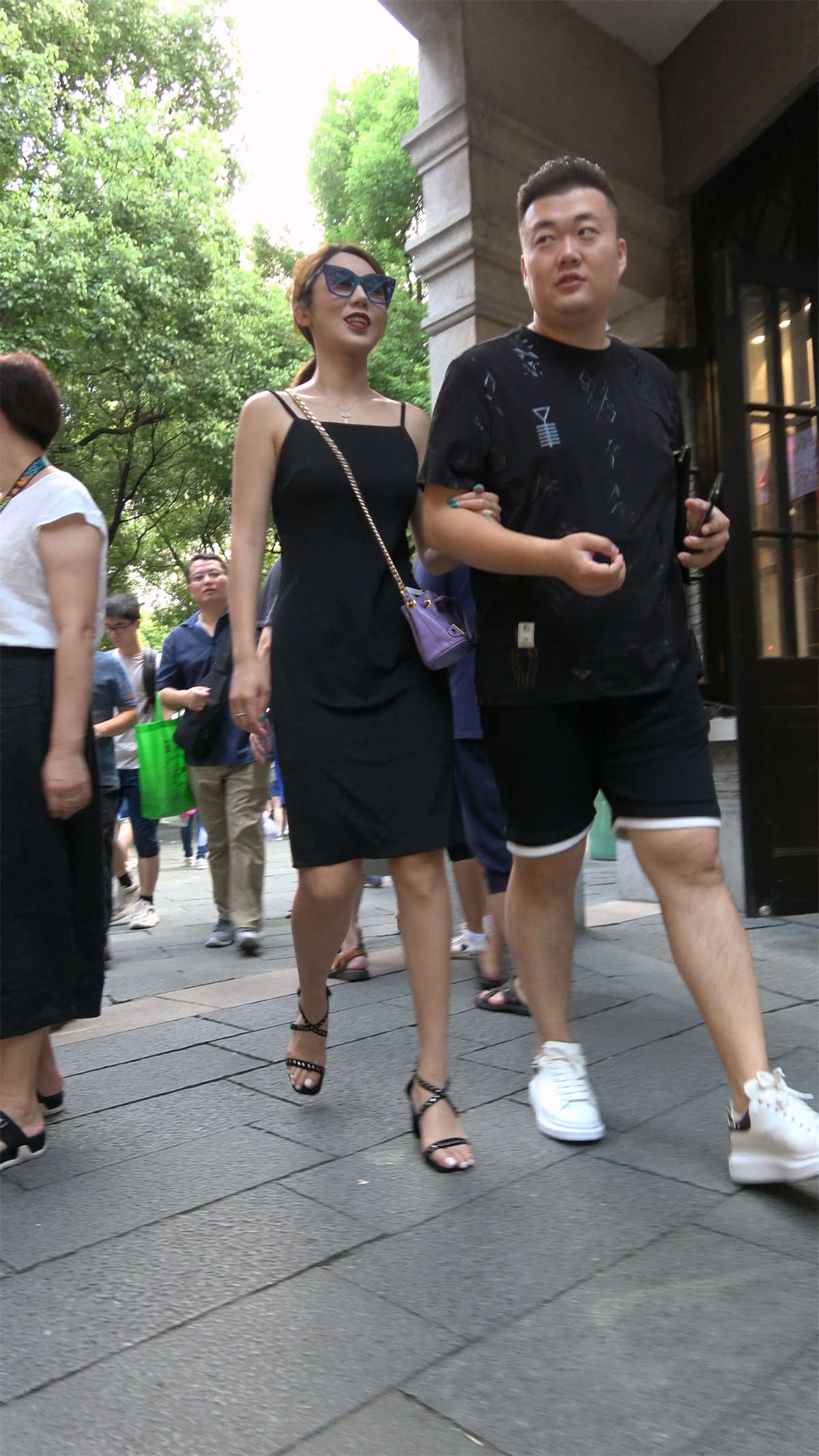 图片[2]-黑色吊带裙露背美女-日更街拍