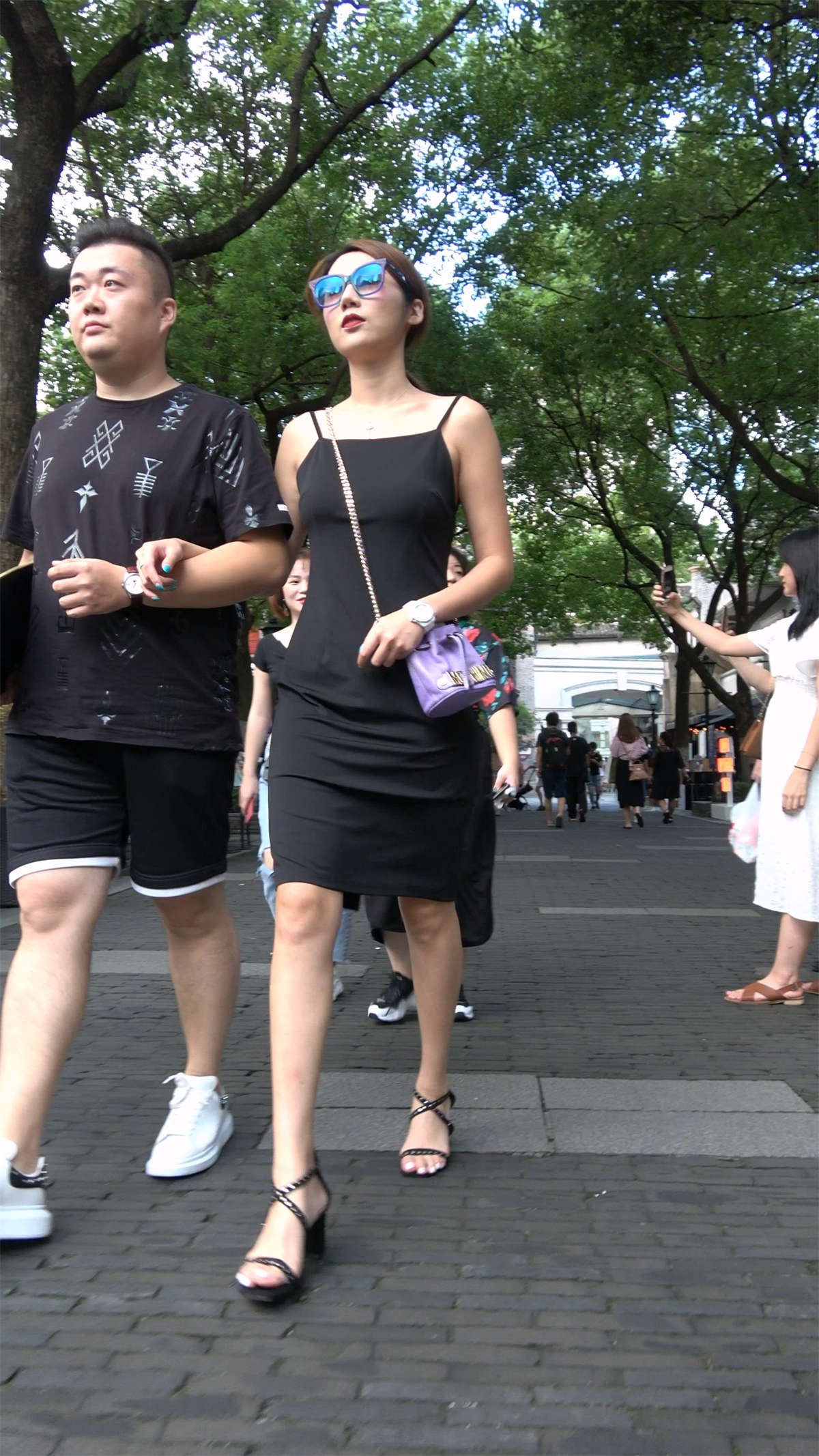 黑色吊带裙露背美女-日更街拍