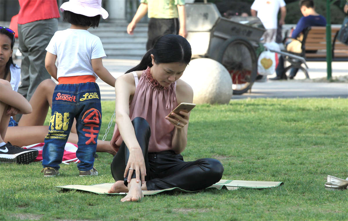 踏青公园街拍系列No.1254 纤细型清纯美少妇两次出镜，露脚也不输气质 第1套-日更街拍