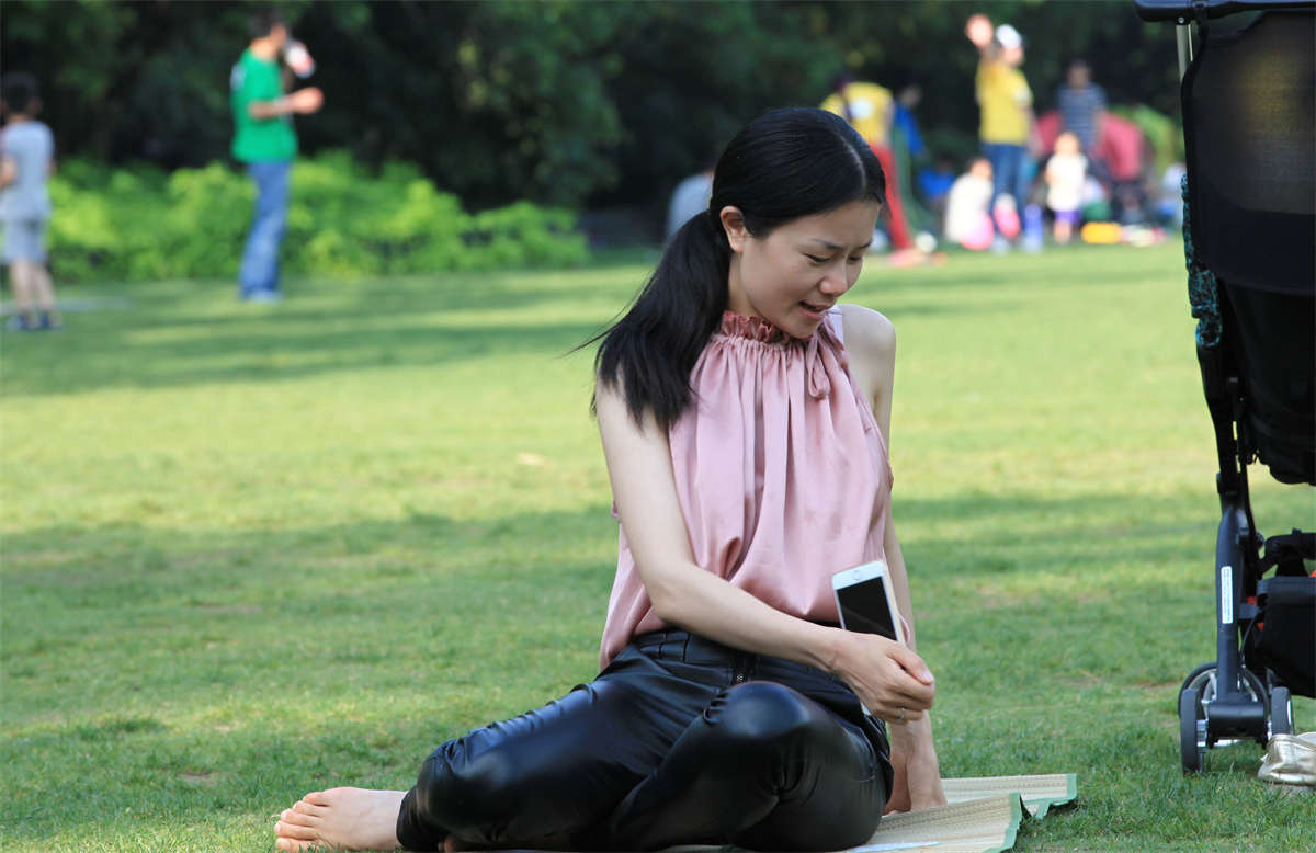 图片[2]-踏青公园街拍系列No.1254 纤细型清纯美少妇两次出镜，露脚也不输气质 第1套-日更街拍