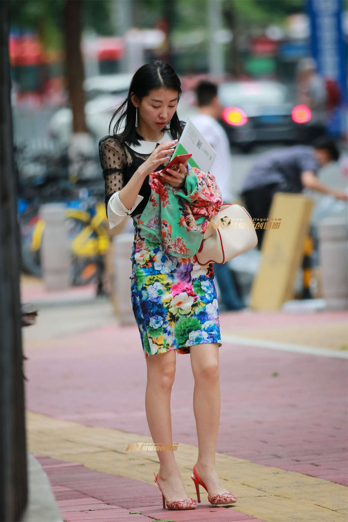 婀娜多姿的白领少妇 美腿很诱人-日更街拍