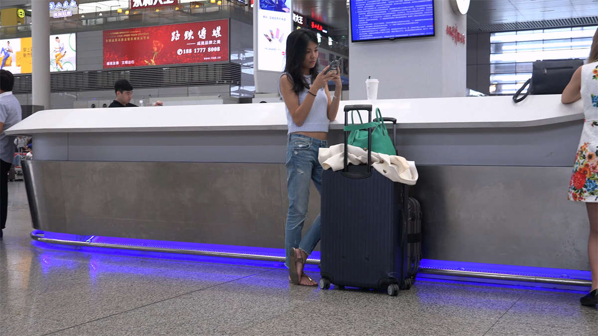 图片[2]-古怪精灵的漂亮女孩，只恨进站来得那么快-日更街拍