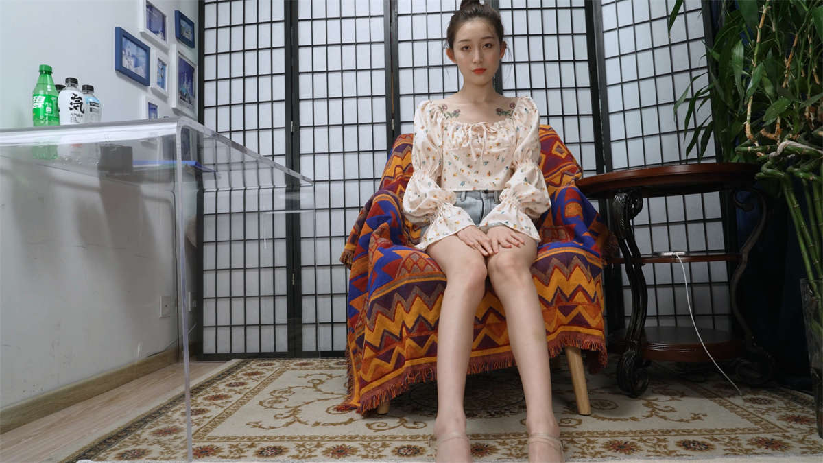 Sexy Asian Girls Feet Vol.136 Baby展示她的性感的小脚丫裸足-日更街拍