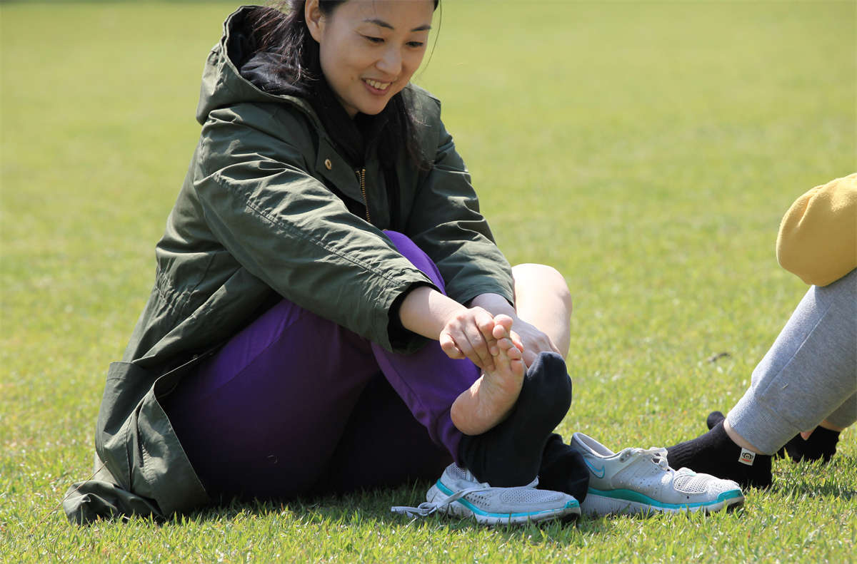 图片[2]-踏青公园街拍系列No.991 大学校园草坪上出现的脱鞋脱袜晾脚美景-日更街拍