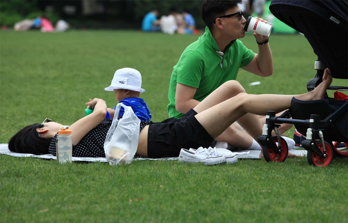 图片[2]-踏青公园街拍系列No.1062 短短一会，两条长腿还摆出不少花样-日更街拍