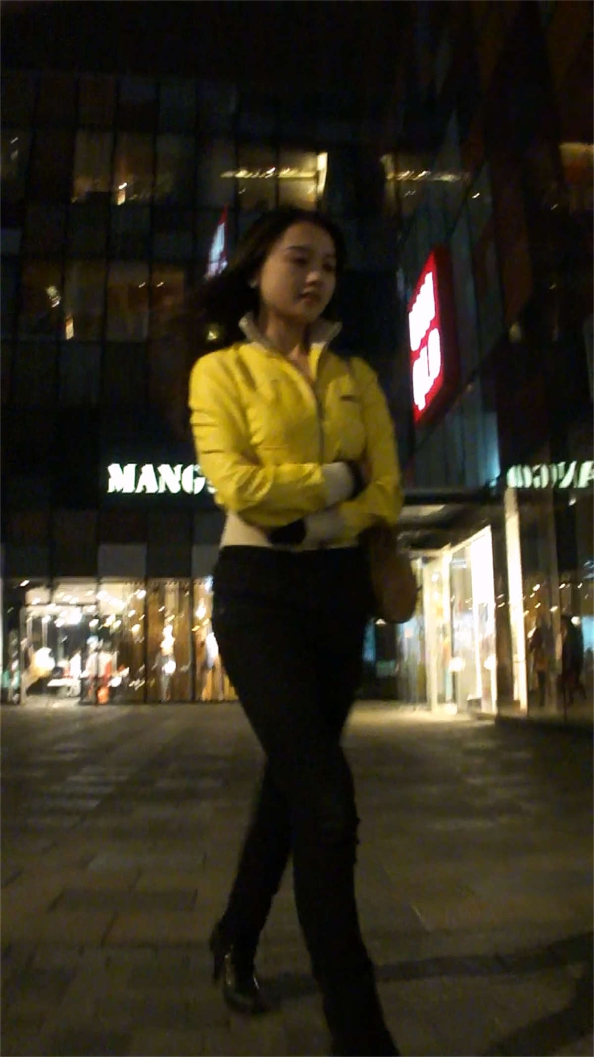 跟拍紧身牛仔裤美臀MM-日更街拍