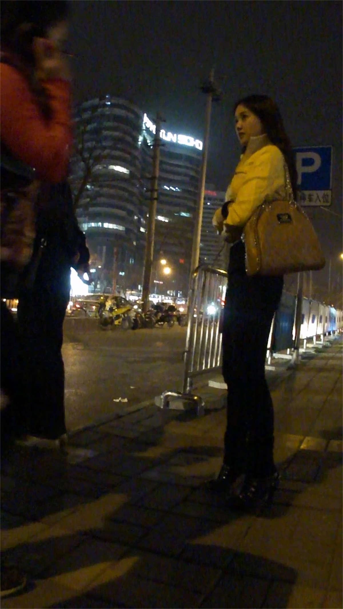 图片[2]-跟拍紧身牛仔裤美臀MM-日更街拍