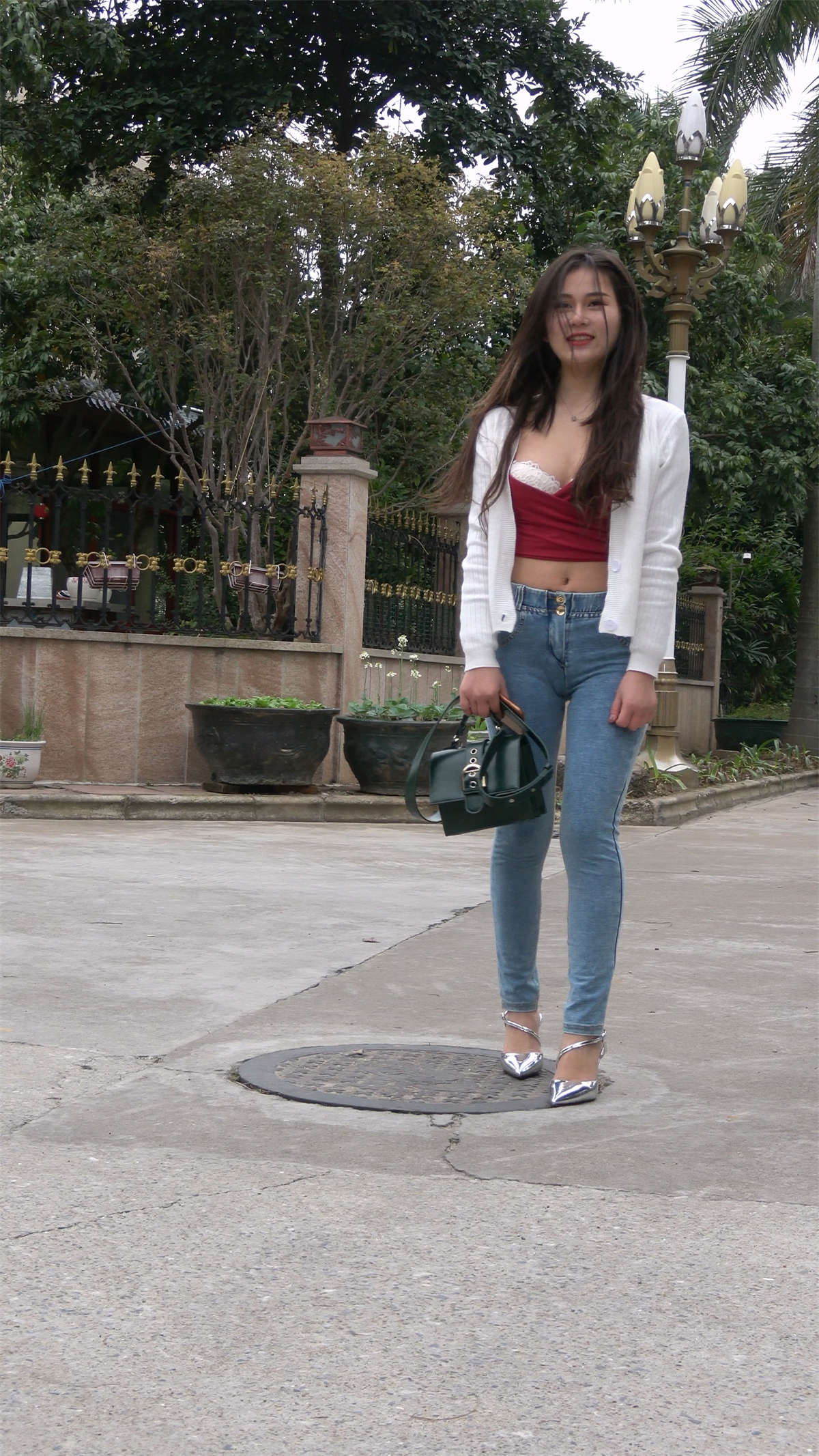 极品紧身牛仔美女外拍-日更街拍
