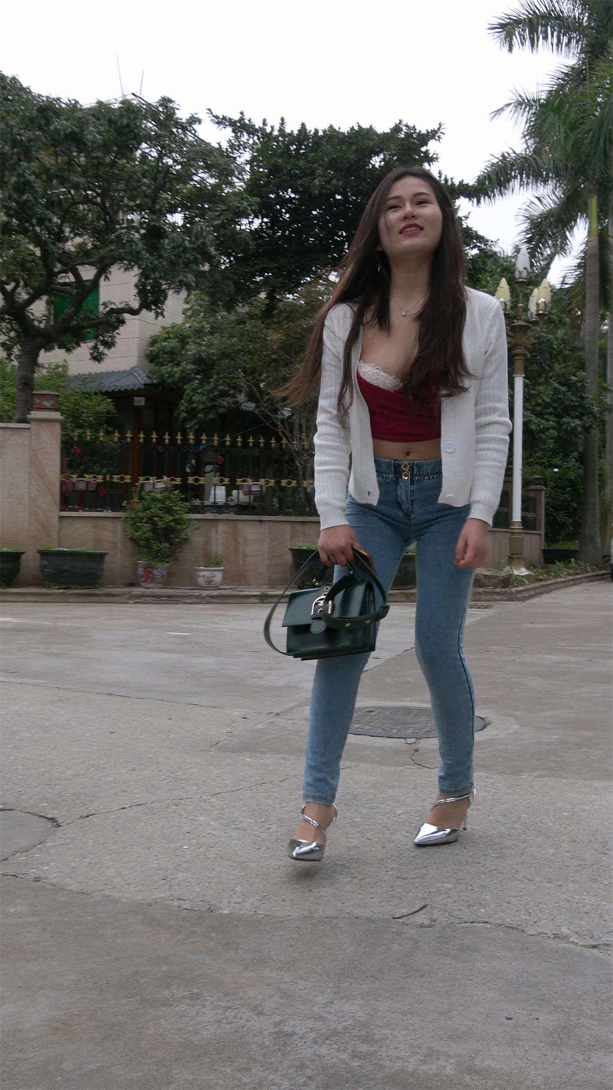 图片[2]-极品紧身牛仔美女外拍-日更街拍